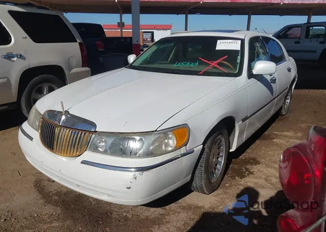 2000 Lincoln Town Car Cartier z USA, uszkodzony, nr VIN 1LNHM83W0YY856901